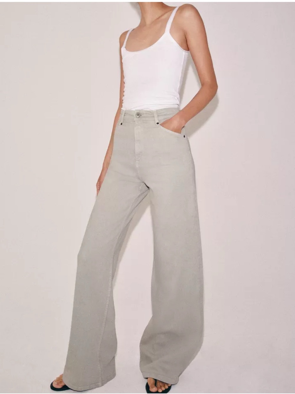 Zara Women High-Waist Wide-Leg Jeans
ecru light neutral wash Barrel leg  Size 6